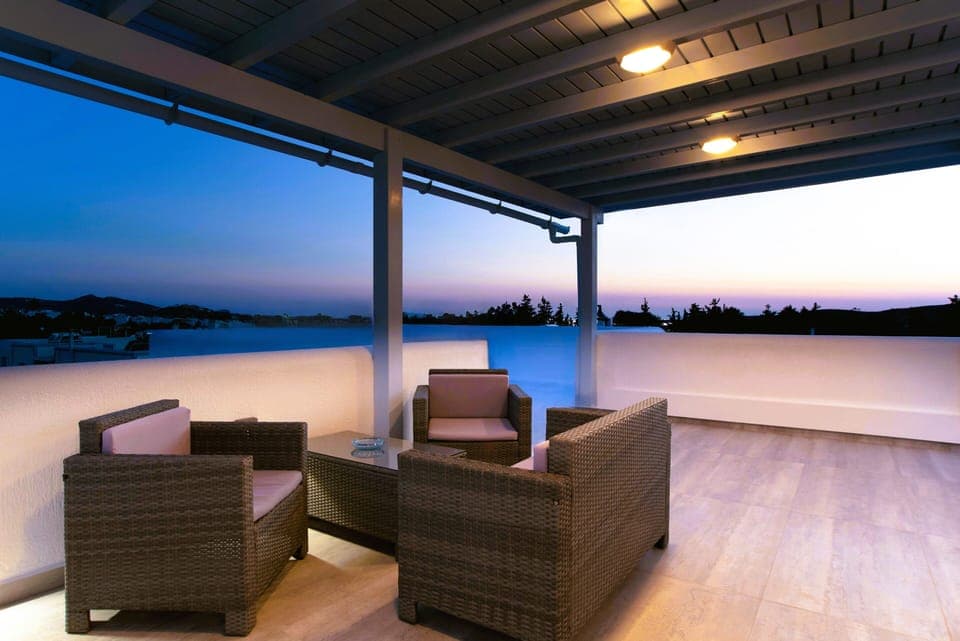 Room, 1 Bedroom, Smoking, Terrace | Living room | Books