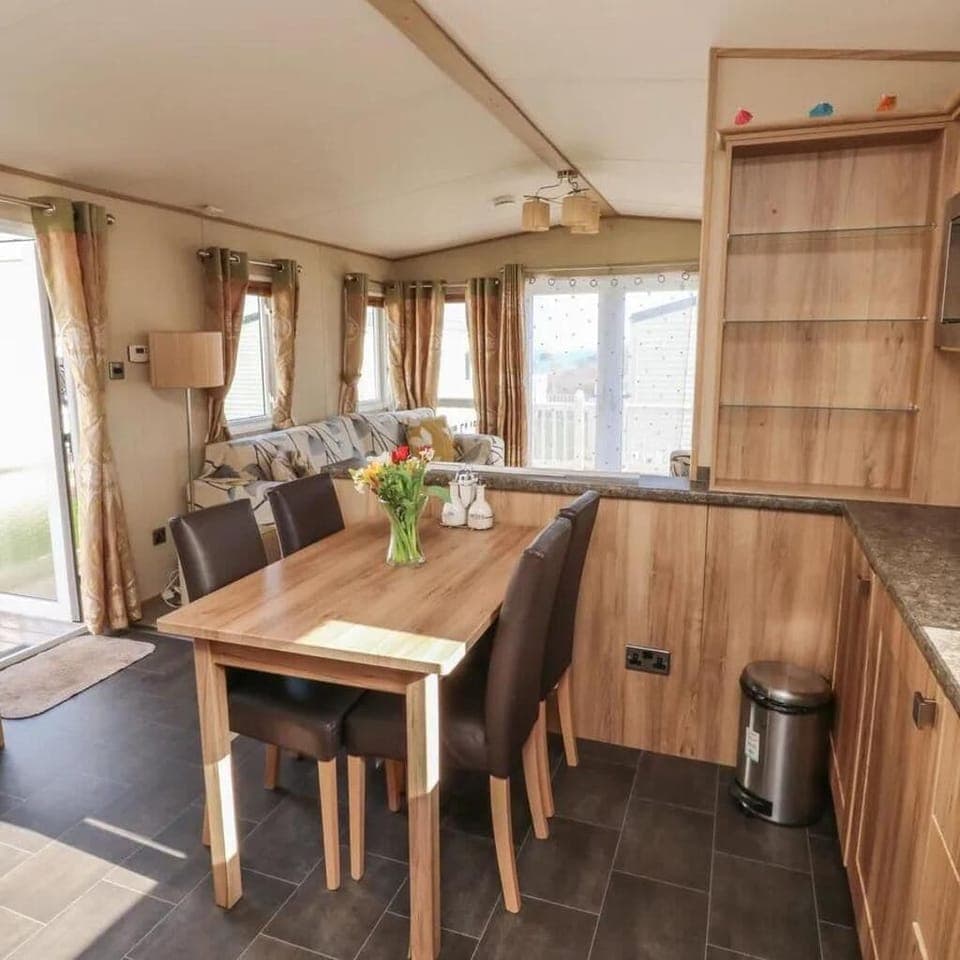 Cabin | Private kitchen | Fridge, microwave, oven, stovetop