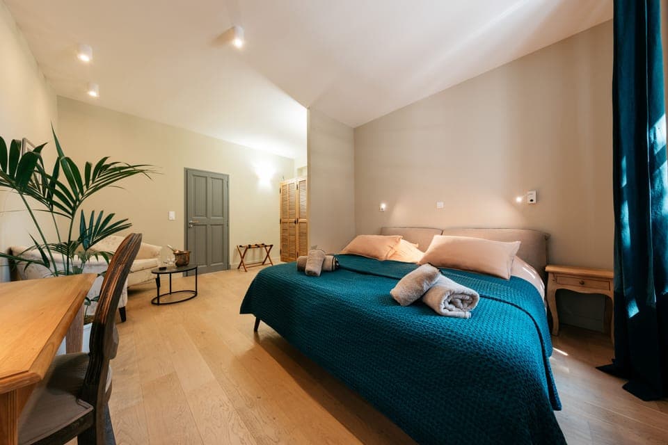 Comfort Suite | Individually decorated, desk, laptop workspace, cribs/infant beds