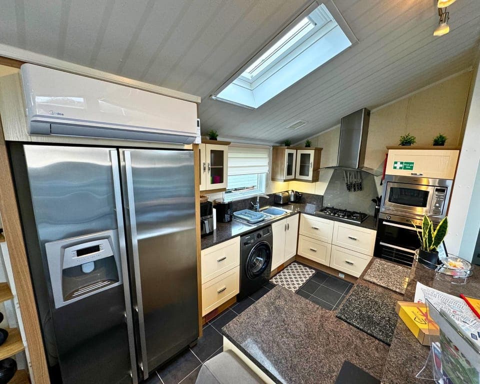 House | Private kitchen | Fridge, microwave, oven, stovetop