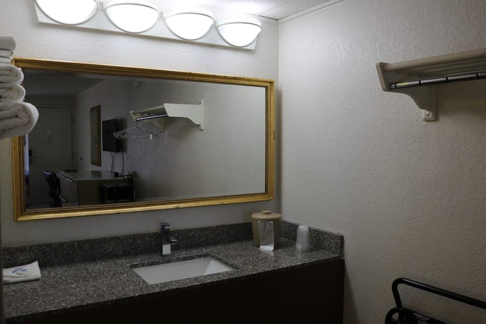 Room, 1 King Bed, Accessible, Non Smoking | Free WiFi, bed sheets, alarm clocks