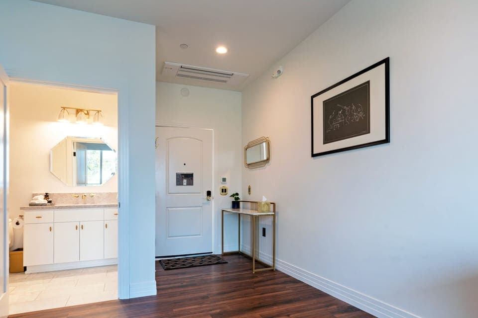 Rhapsody in Blue: Deluxe King, Ocean View | Premium bedding, individually decorated, desk, laptop workspace