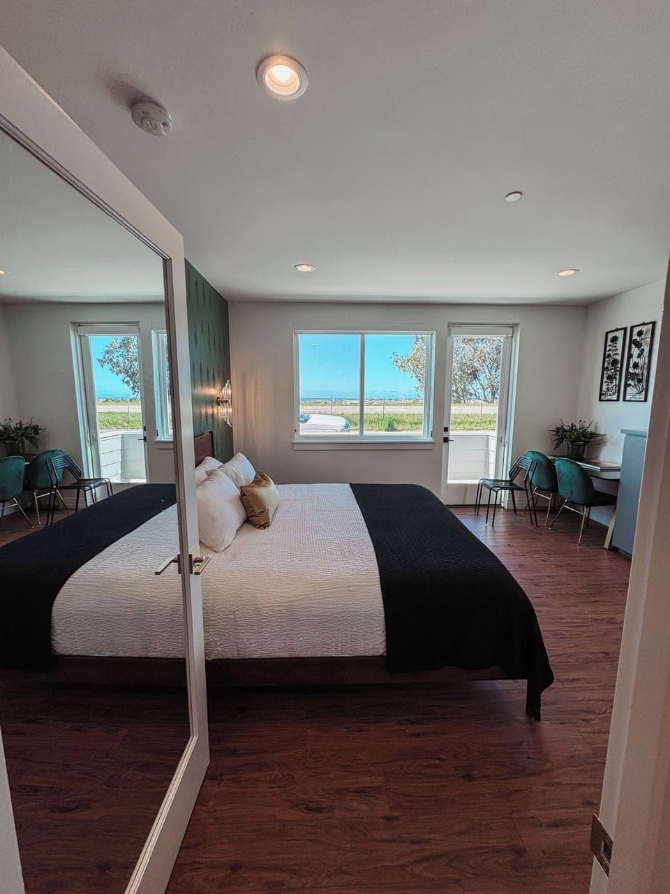 Summertime: ADA King Room, Ocean View | Premium bedding, individually decorated, desk, laptop workspace