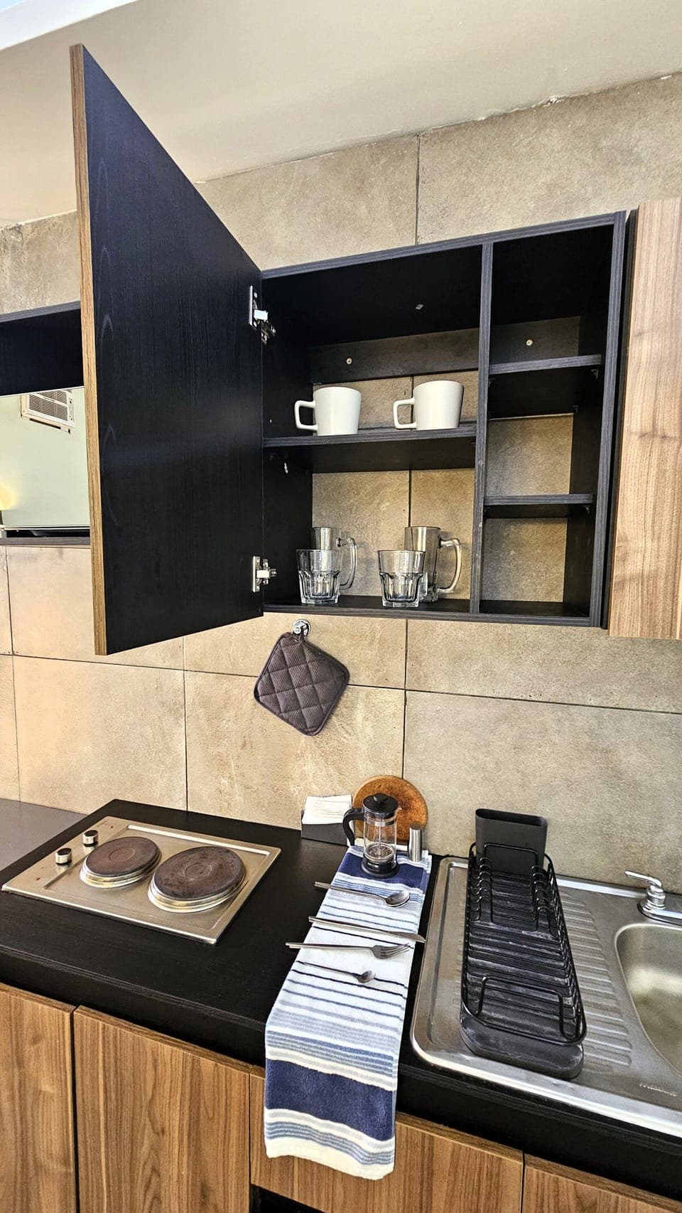 Deluxe Studio Suite | Private kitchen | Fridge, microwave, stovetop, griddle