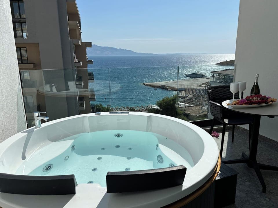 Queen Room with Jacuzzi and Sea View | Egyptian cotton sheets, premium bedding, Select Comfort beds, minibar