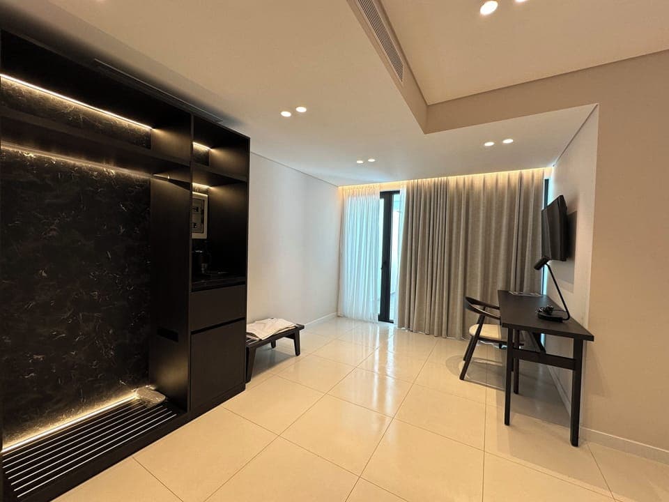 Queen Room with Jacuzzi and Sea View | Egyptian cotton sheets, premium bedding, Select Comfort beds, minibar