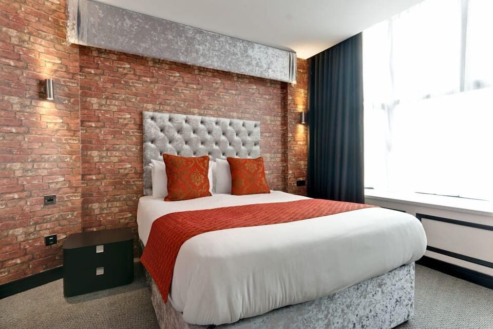 Desk, soundproofing, iron/ironing board, free WiFi