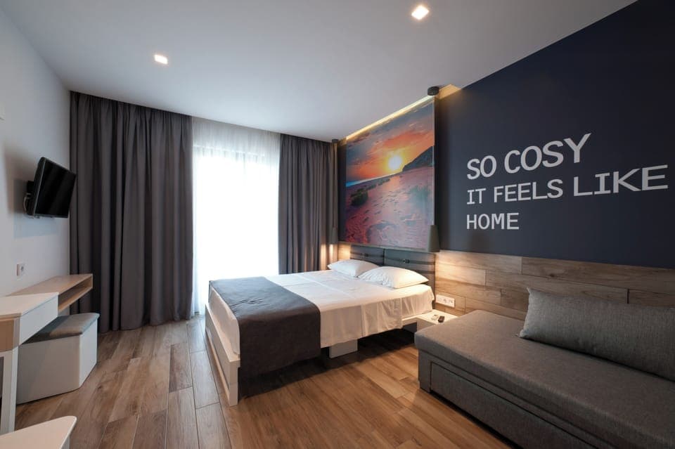 Premium Studio | In-room safe, desk, blackout drapes, soundproofing