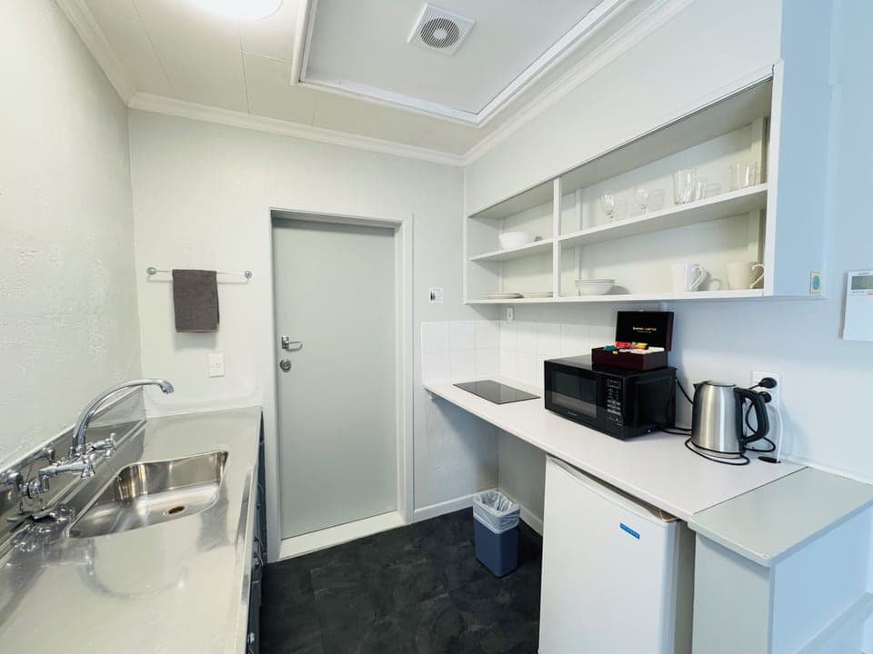 Deluxe Apartment, 1 Bedroom, Non Smoking, Private Bathroom | Private kitchen | Fridge, microwave, stovetop, toaster