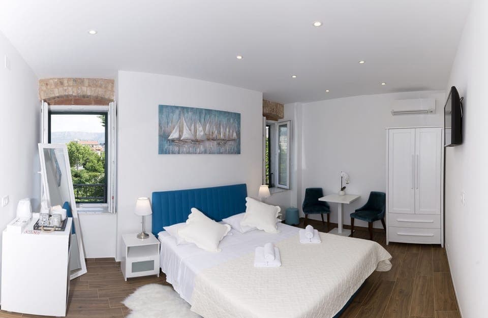 Deluxe Double Room (Plinarska 12) | Desk, bed sheets