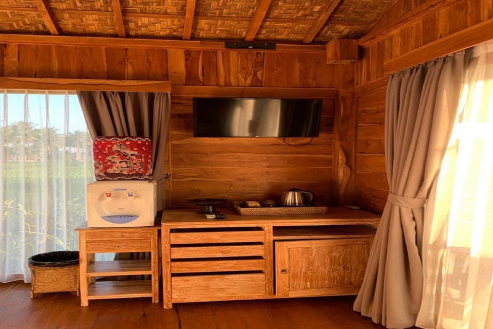 Classic Cottage | Pillowtop beds, blackout drapes, free WiFi, bed sheets