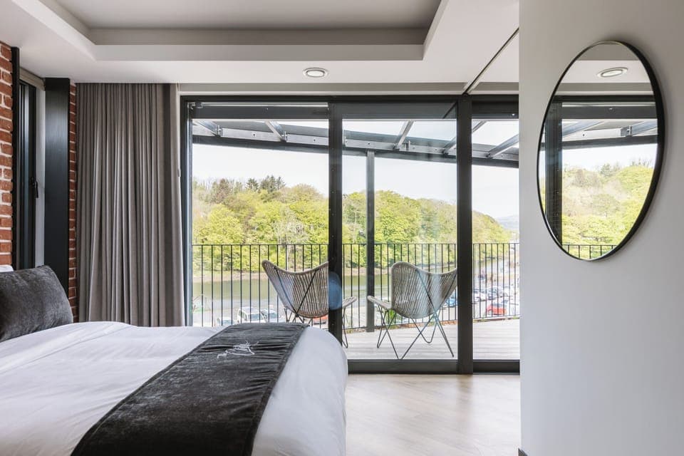 Deluxe Suite, Sea View | 1 bedroom, pillowtop beds, in-room safe, blackout drapes