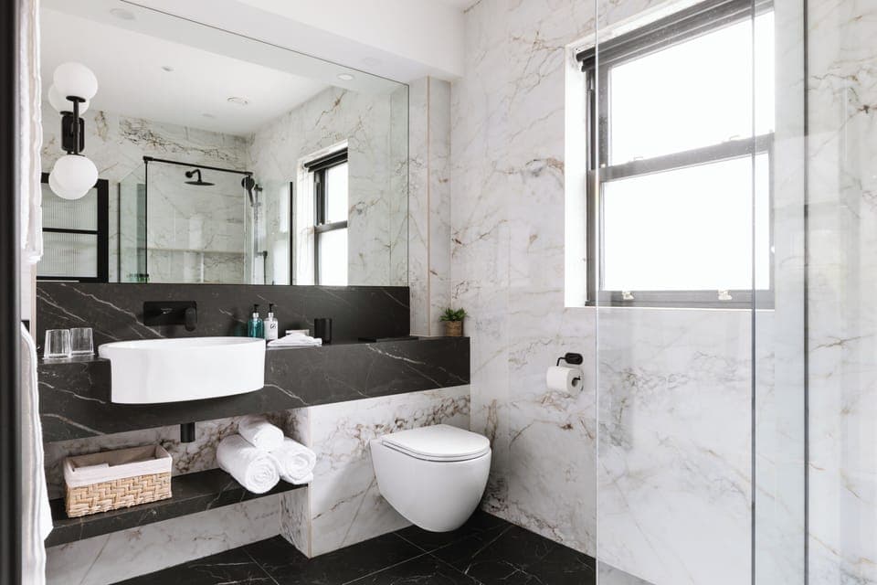Deluxe Suite, Sea View | Bathroom | Shower, rainfall showerhead, designer toiletries, hair dryer