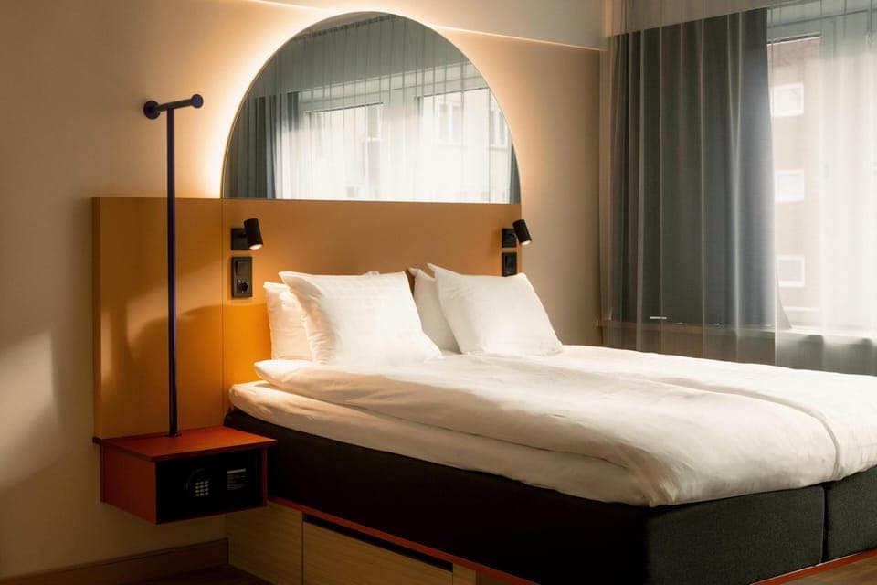 Queen room for 2 persons | In-room safe, desk, blackout drapes, free WiFi