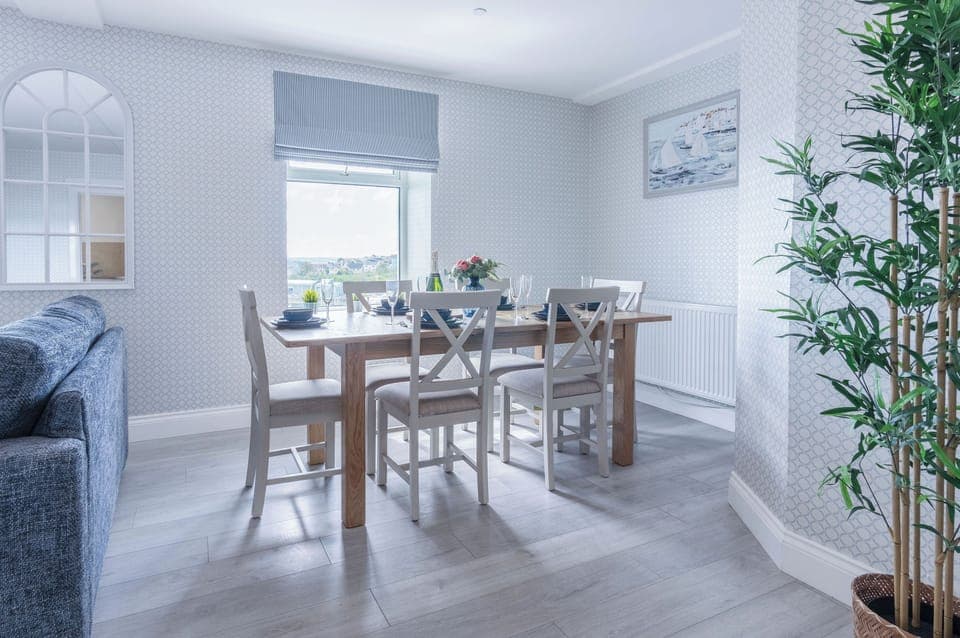 32-inch Smart TV with cable channels, heated floors