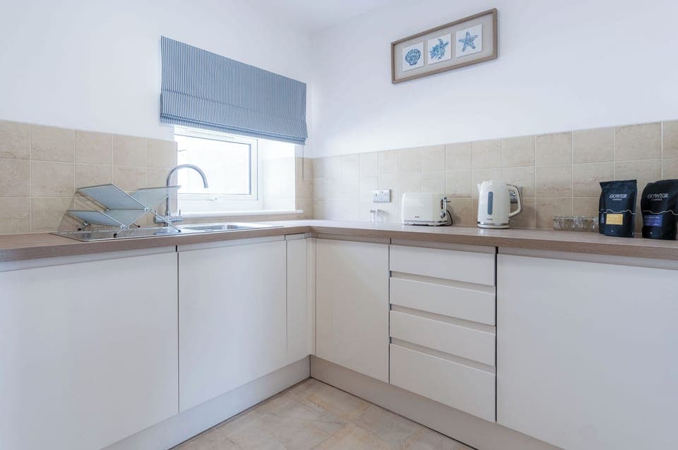 Apartment (2 Bedrooms) | Private kitchen | Microwave, oven, stovetop, dishwasher