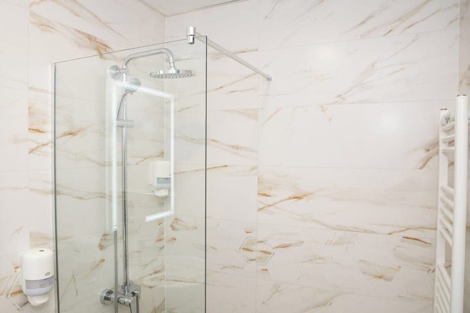 Standard Room | Bathroom | Shower, hair dryer, towels