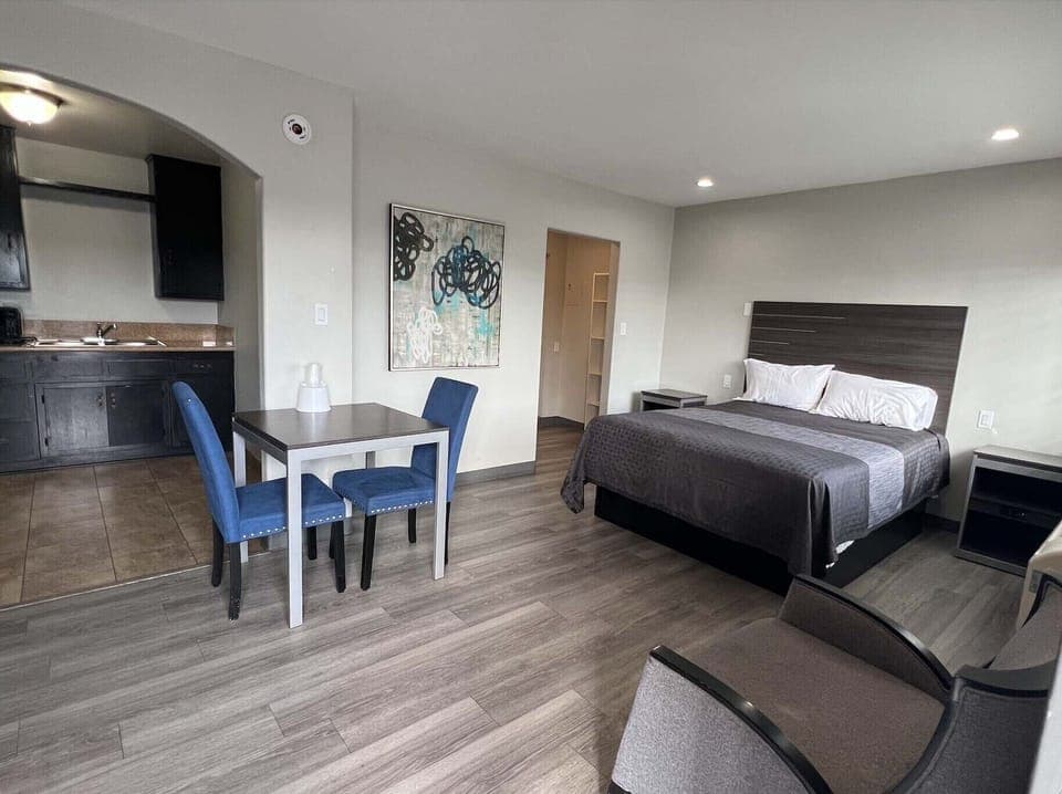 Comfort Studio Suite | Private kitchen | Mini-fridge, microwave