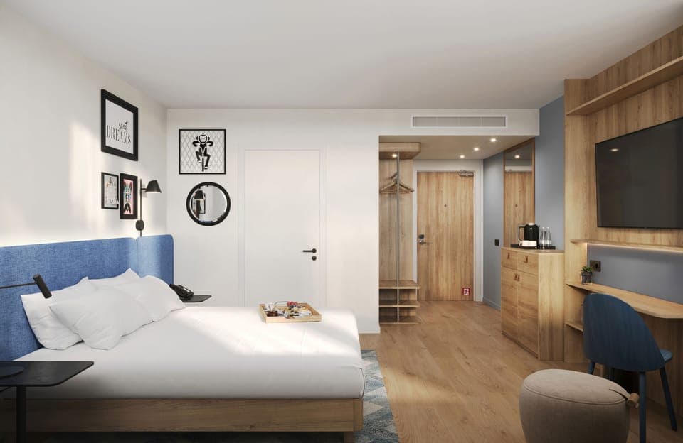 Hypo-allergenic bedding, in-room safe, desk, laptop workspace