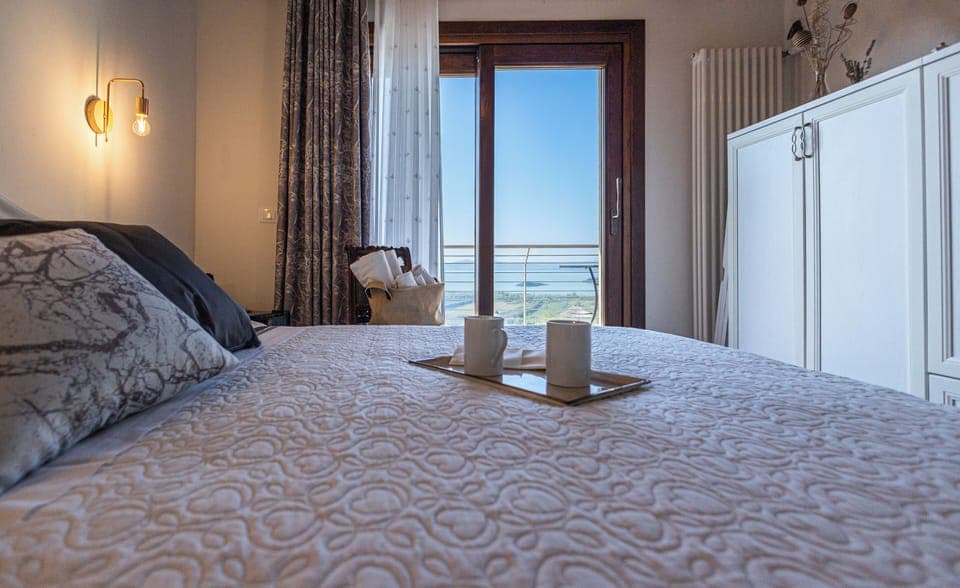 Room, 1 Queen Bed, Lake View | Frette Italian sheets, premium bedding, down comforters, minibar