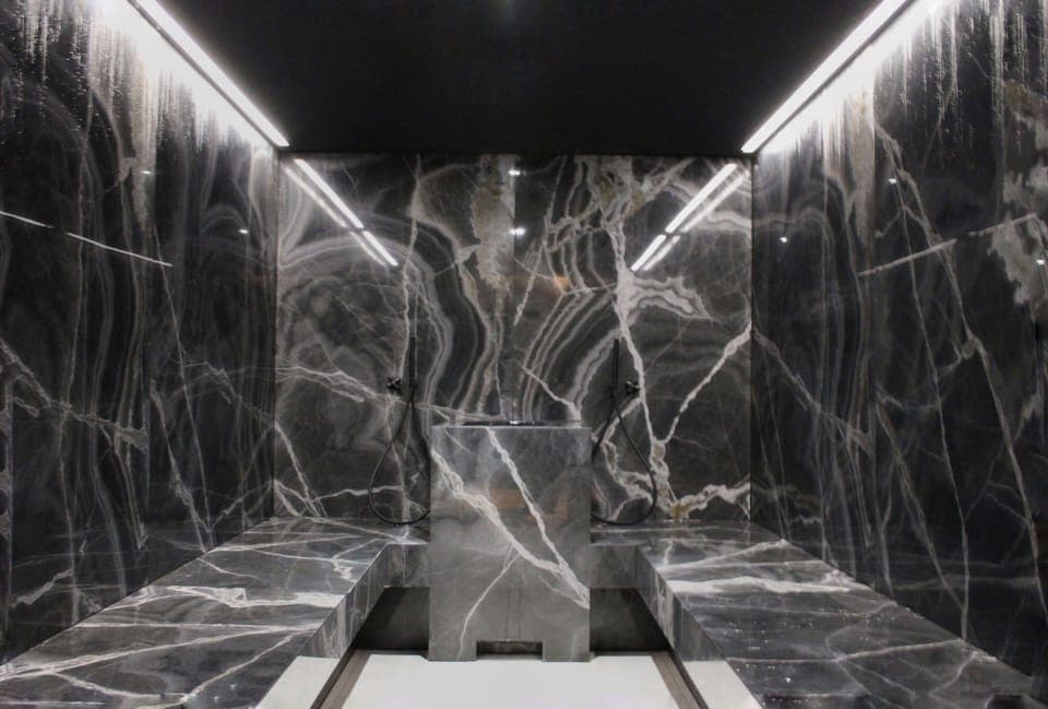 Couples treatment rooms, sauna, hot tub, steam room