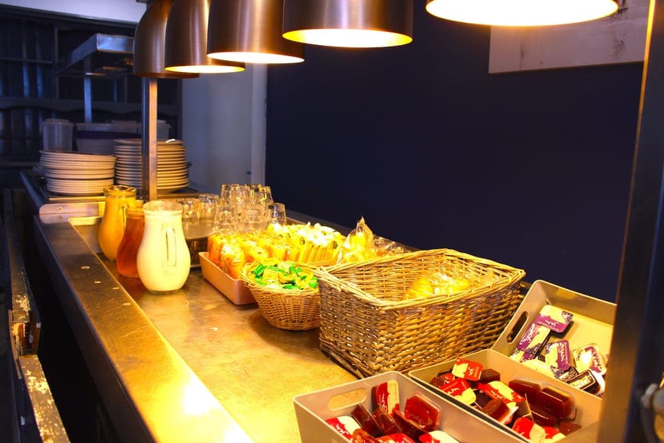 Daily continental breakfast (GBP 7.50 per person)
