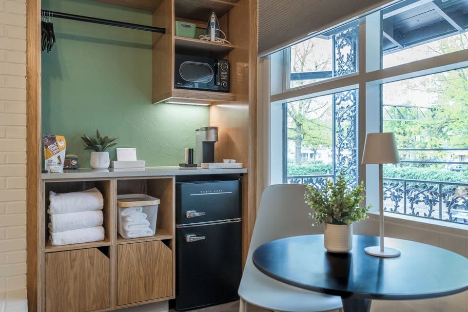 Deluxe Room | Iron/ironing board, free WiFi