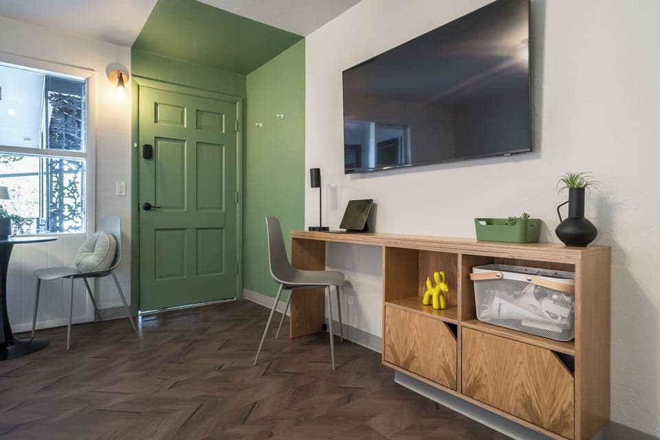 Deluxe Room | Iron/ironing board, free WiFi