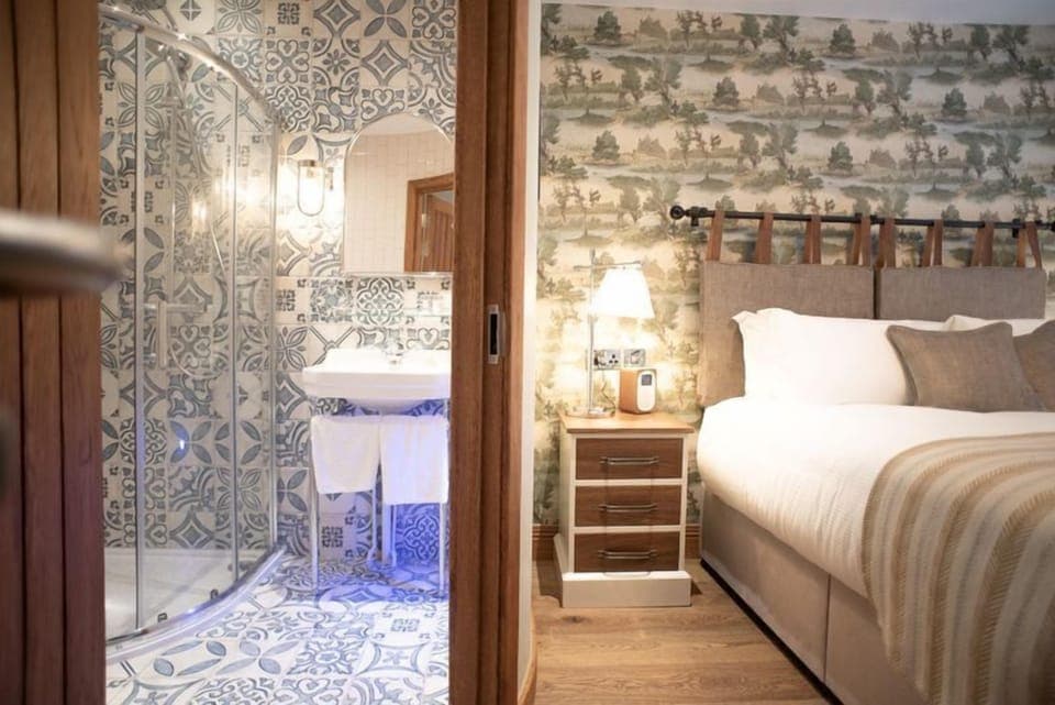 Standard Room, 1 King Bed | Bathroom | Shower, free toiletries, bathrobes, slippers