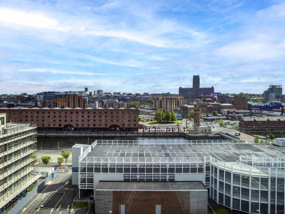 Deluxe Room, 1 King Bed | Hypo-allergenic bedding, in-room safe, desk, blackout drapes