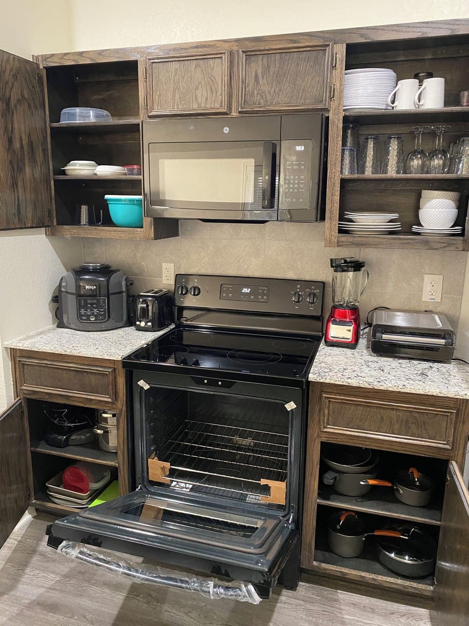 Full-size fridge, microwave, oven, stovetop