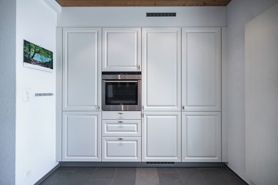 Full-size fridge, microwave, oven, stovetop