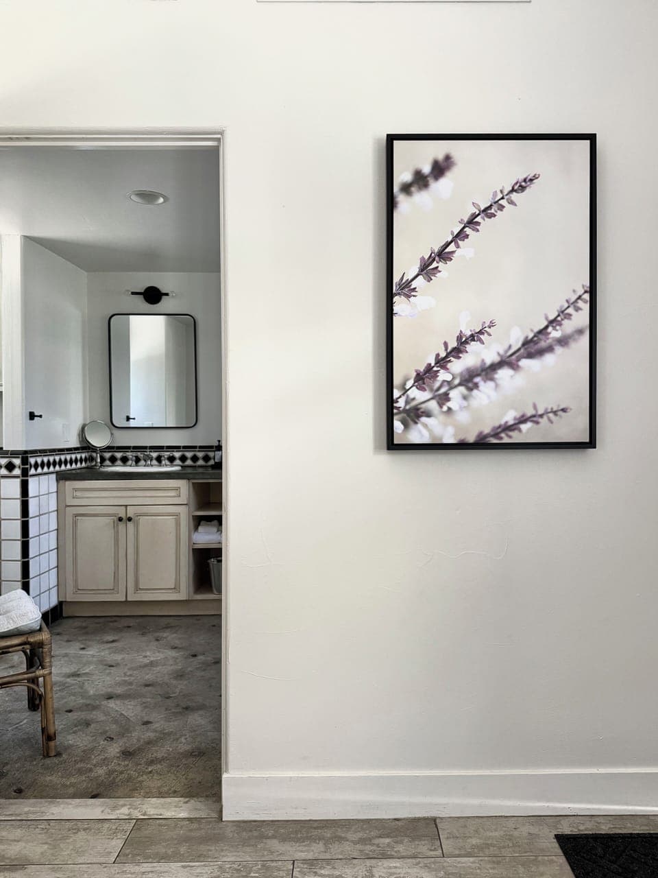 Combined shower/tub, free toiletries, hair dryer, towels