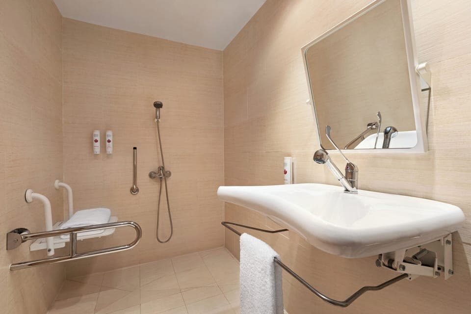 Double Room, 2 Twin Beds (Mobility) | Bathroom | Hair dryer, towels