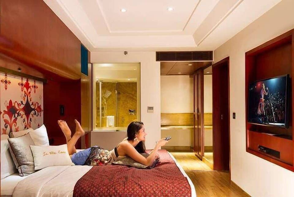 Zone Suite | Premium bedding, in-room safe, desk, laptop workspace