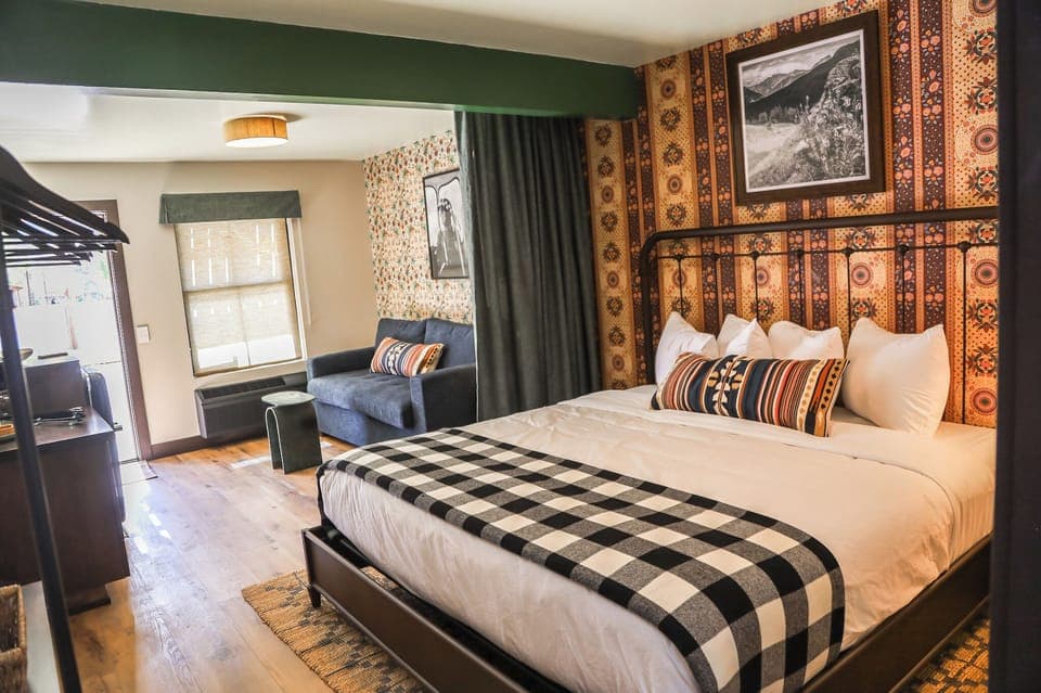 Room, 1 King Bed | Free WiFi, bed sheets