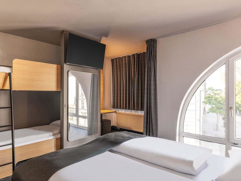 Desk, blackout drapes, soundproofing, free WiFi