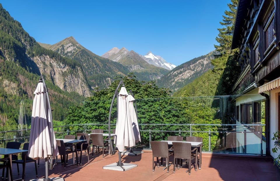 Breakfast served, local and international cuisine, alfresco dining 