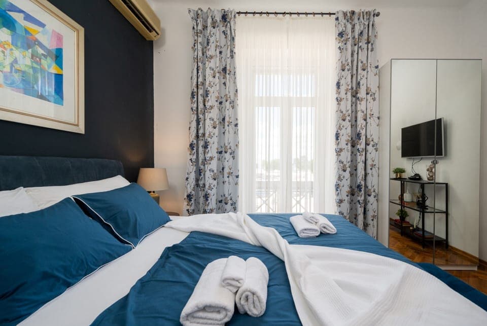 2 bedrooms, in-room safe, blackout drapes, iron/ironing board