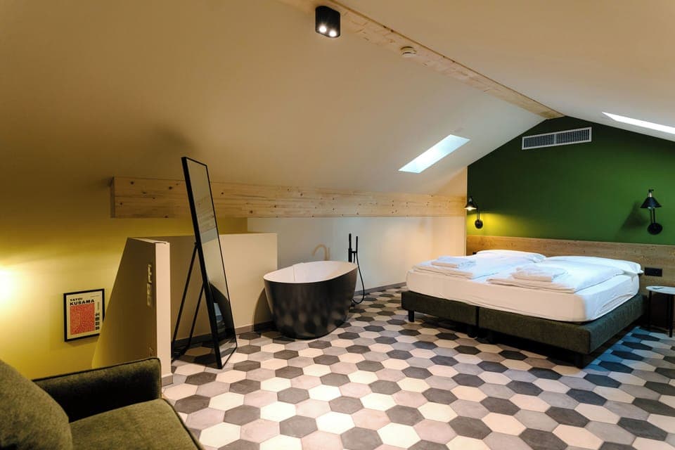 Suite | In-room safe, desk, free WiFi, bed sheets