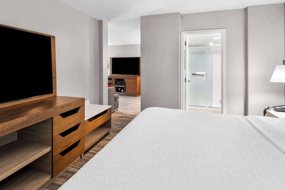 Studio Suite | Hypo-allergenic bedding, desk, laptop workspace, blackout drapes