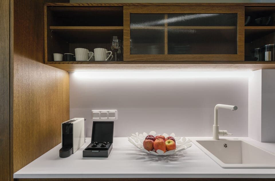 Superior Twin Room, City View | Private kitchen | Fridge, cookware/dishes/utensils