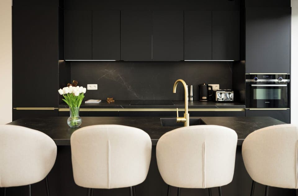 Luxury Duplex, City View | Private kitchen