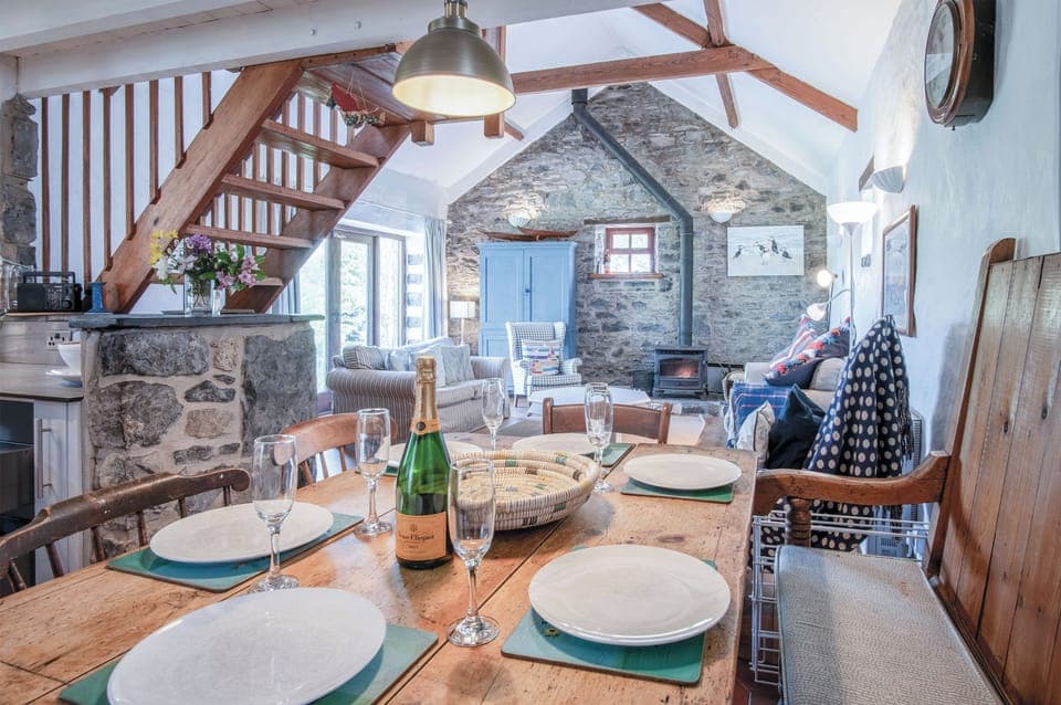 32-inch TV with cable channels, fireplace