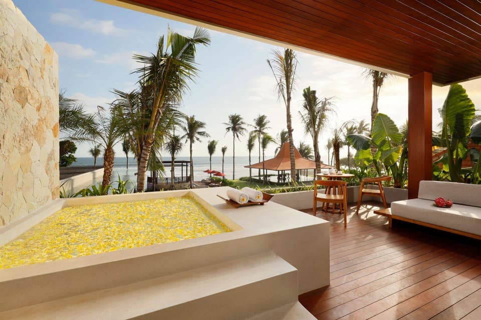 1 Bedroom Jacuzzi Suite | Bathroom | Separate tub and shower, deep soaking tub, free toiletries, hair dryer