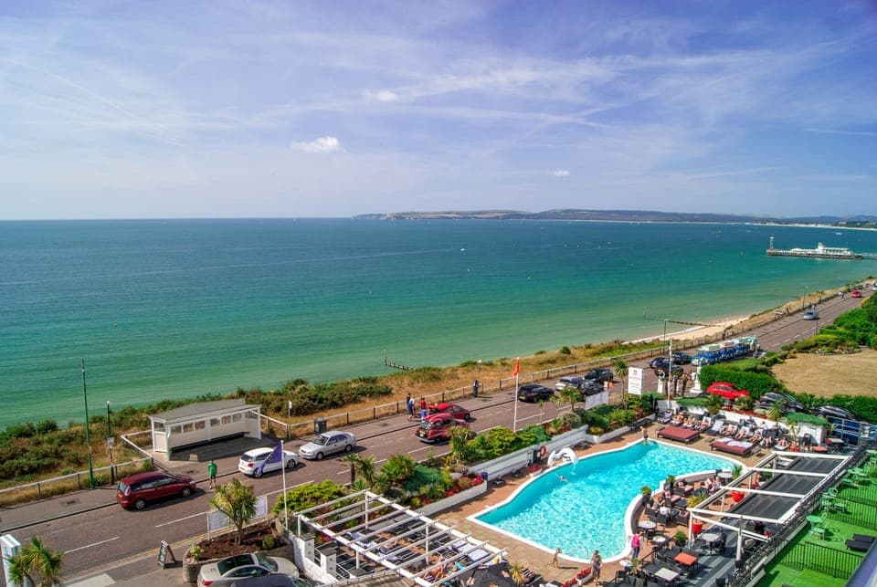Outdoor pool, pool umbrellas, sun loungers