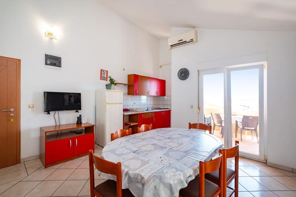 Apartment, 3 Bedrooms, Balcony, Garden View | Dining