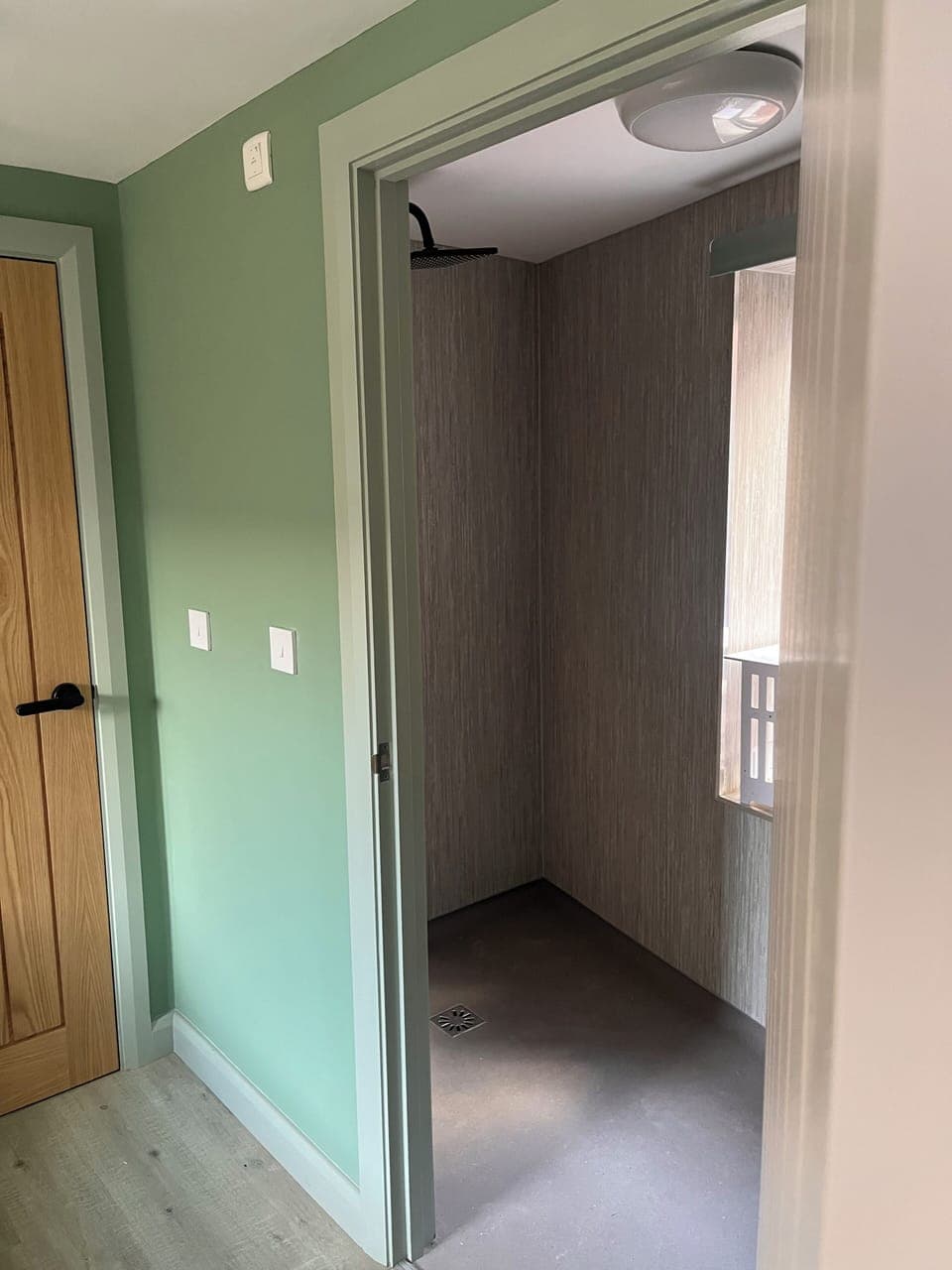 Shower, hydromassage showerhead, free toiletries, hair dryer