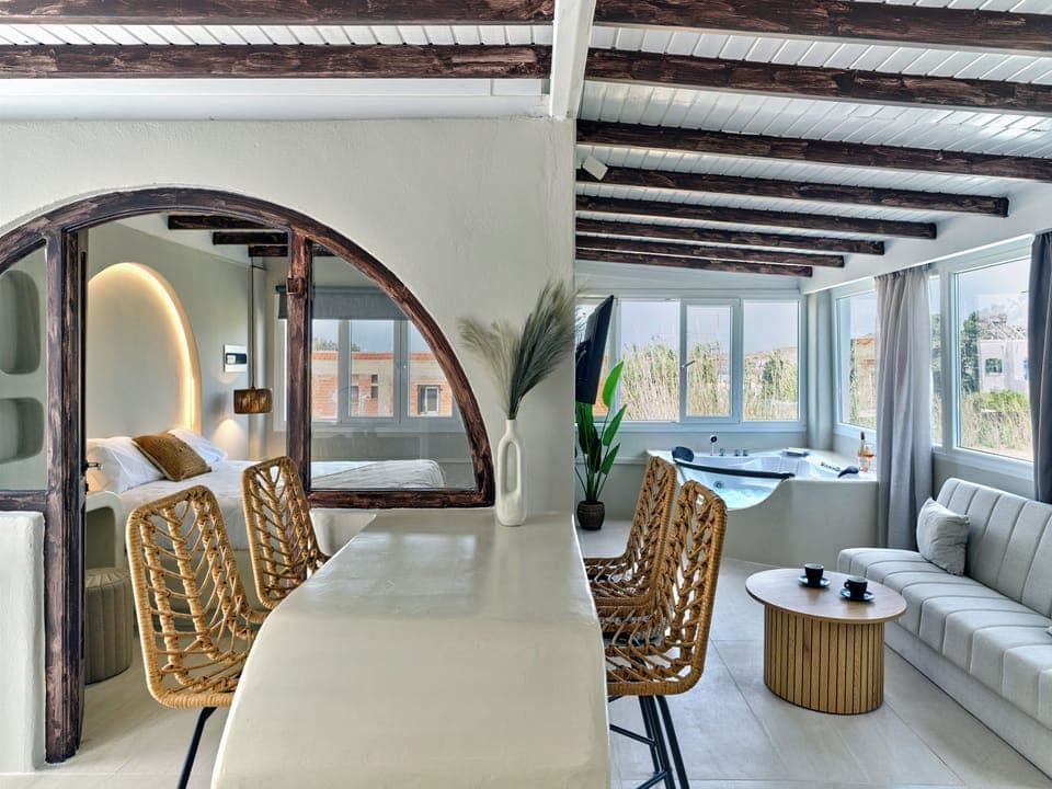 Suite, Balcony, City View | Living area