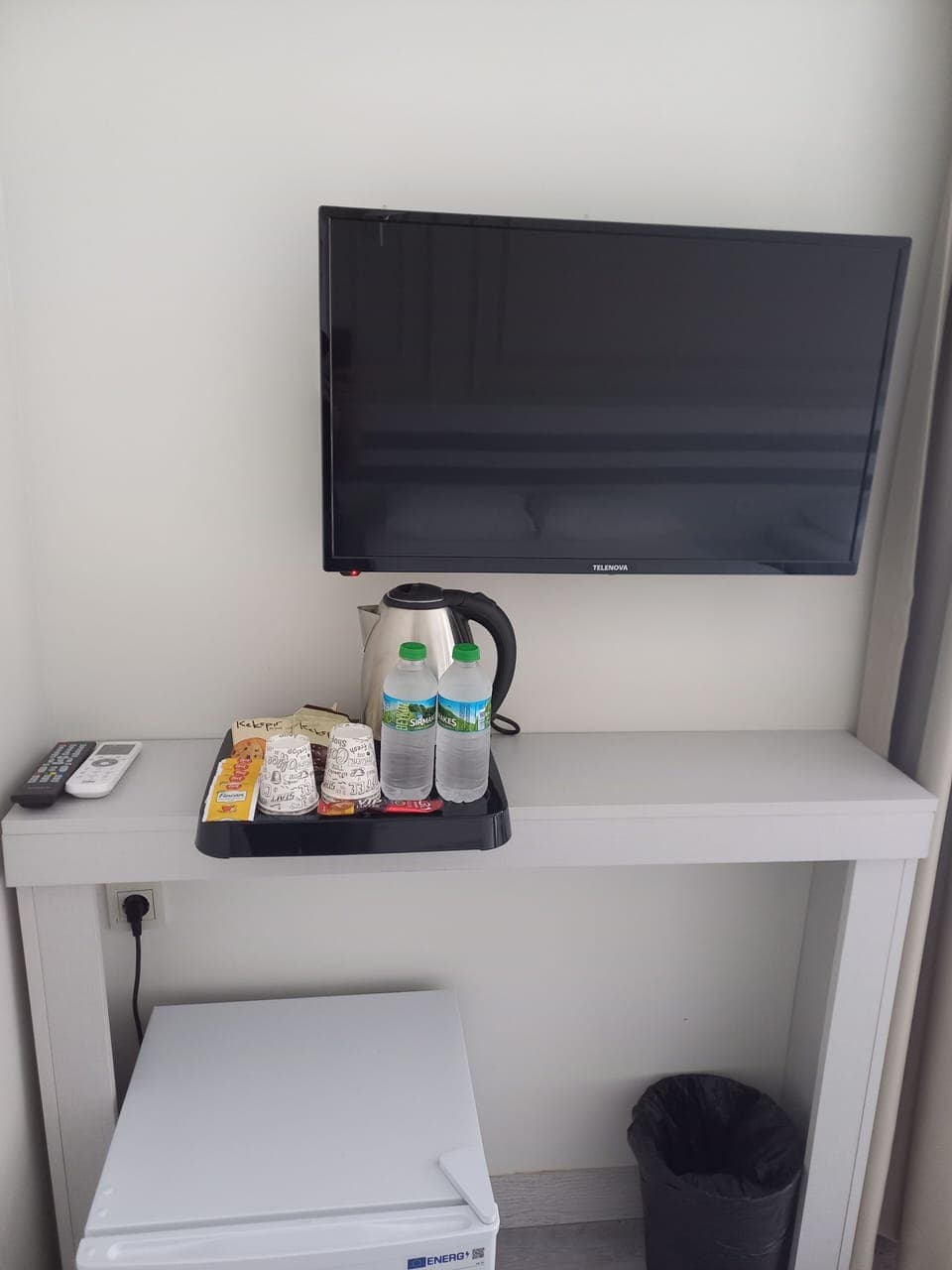 Desk, laptop workspace, soundproofing, free WiFi